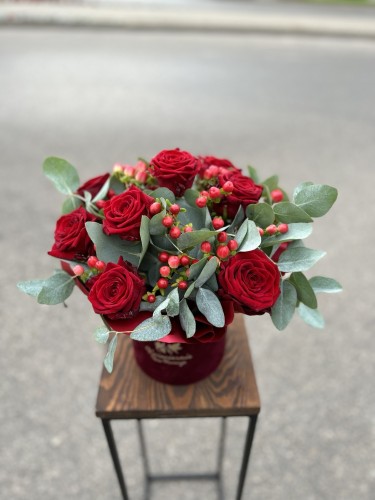 flowerbox_czerwone_roze_hiperikum.jpg